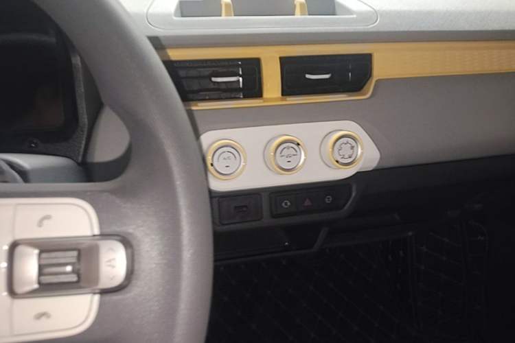 Used Chery QQ Ice Cream 2022 170km Sundae Phosphate Lithium-Ion Audio And AC Panel