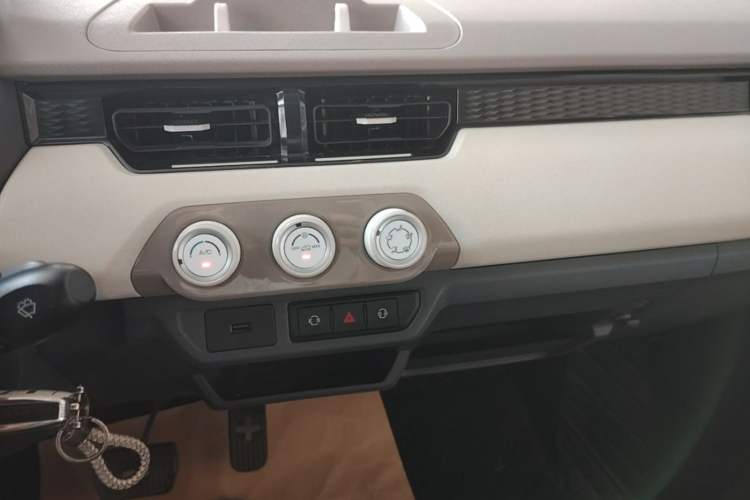 Used Chery QQ Ice Cream 2022 170km Sundae Phosphate Lithium-Ion Audio And AC Panel