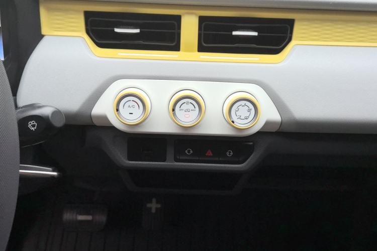 Used Chery QQ Ice Cream 2022 170km Sundae Phosphate Lithium-Ion Audio And AC Panel