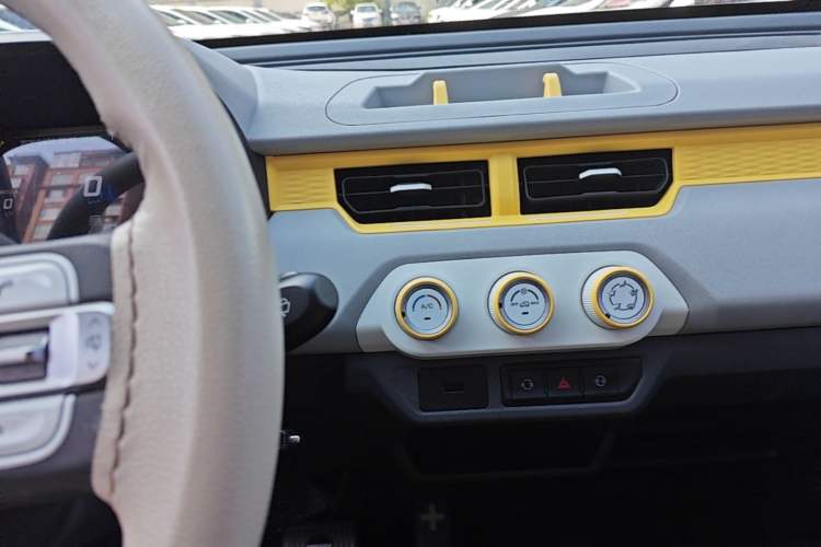 Used Chery QQ Ice Cream 2022 120km Conical Shape Lithium Iron Phosphate Audio And AC Panel