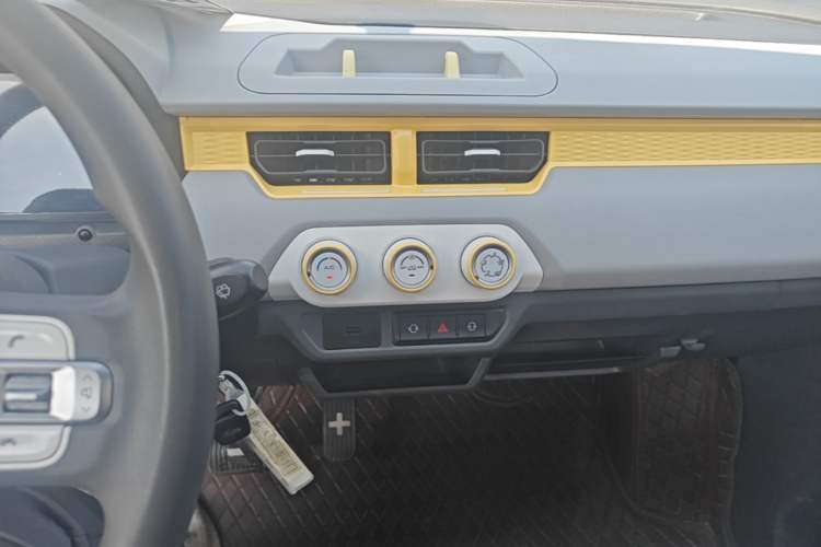 Used Chery QQ Ice Cream 2022 170km Sundae Phosphate Lithium-Ion Audio And AC Panel