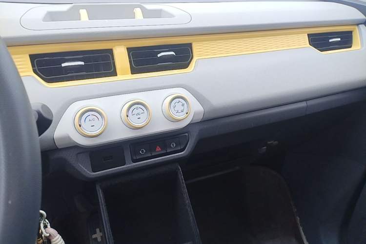 Used Chery QQ Ice Cream 2022 120km Conical Shape Lithium Iron Phosphate Audio And AC Panel