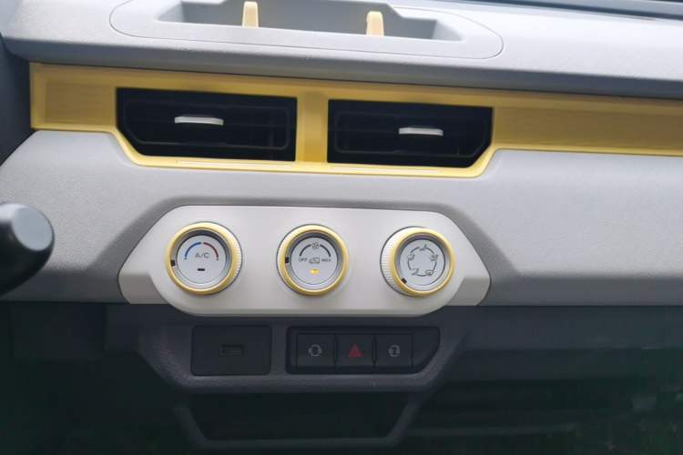 Used Chery QQ Ice Cream 2022 170km Sundae Phosphate Lithium-Ion Audio And AC Panel