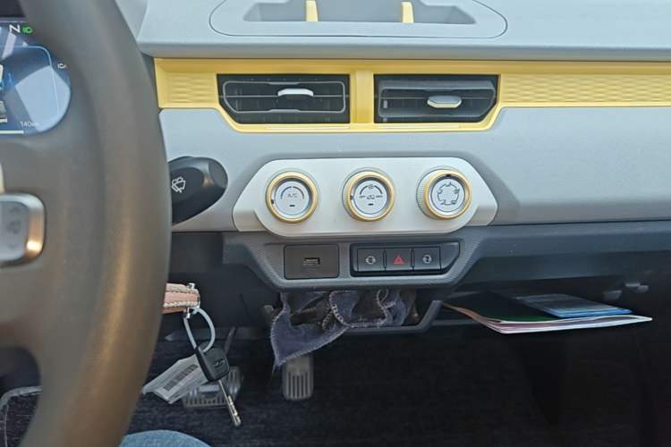 Used Chery QQ Ice Cream 2022 170km Sundae Phosphate Lithium-Ion Audio And AC Panel