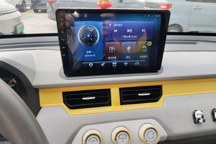 Used Chery QQ Ice Cream 2022 170km Sundae Phosphate Lithium-Ion Audio And AC Panel