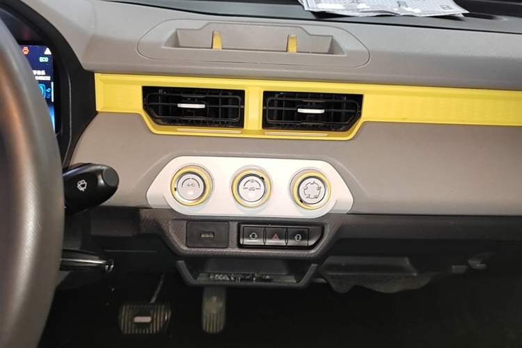 Used Chery QQ Ice Cream 2022 120km Conical Shape Lithium Iron Phosphate Audio And AC Panel