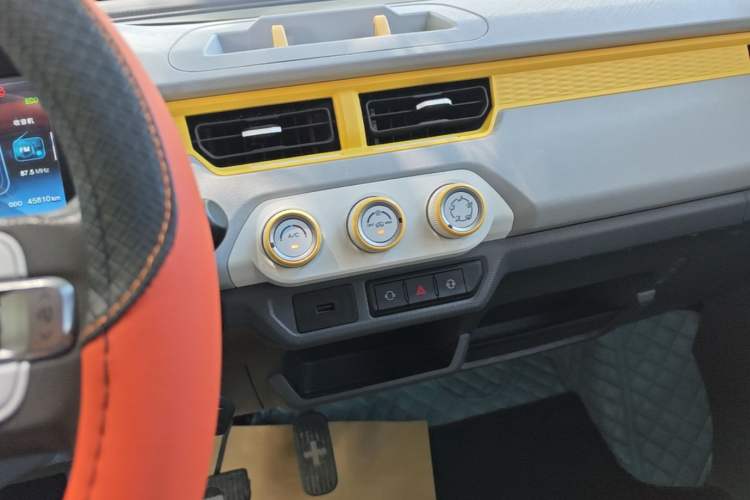 Used Chery QQ Ice Cream 2022 170km Sundae Phosphate Lithium-Ion Audio And AC Panel
