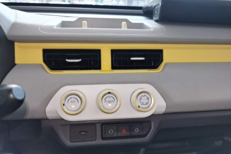 Used Chery QQ Ice Cream 2022 120km Conical Shape Lithium Iron Phosphate Audio And AC Panel