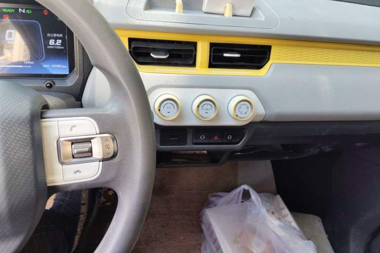 Used Chery QQ Ice Cream 2022 170km Sundae Phosphate Lithium-Ion Audio And AC Panel