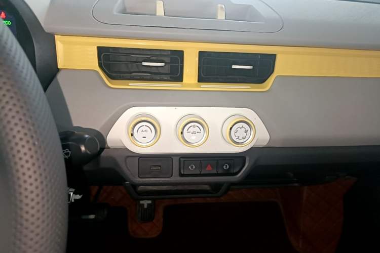 Used Chery QQ Ice Cream 2022 170km Sundae Phosphate Lithium-Ion Audio And AC Panel