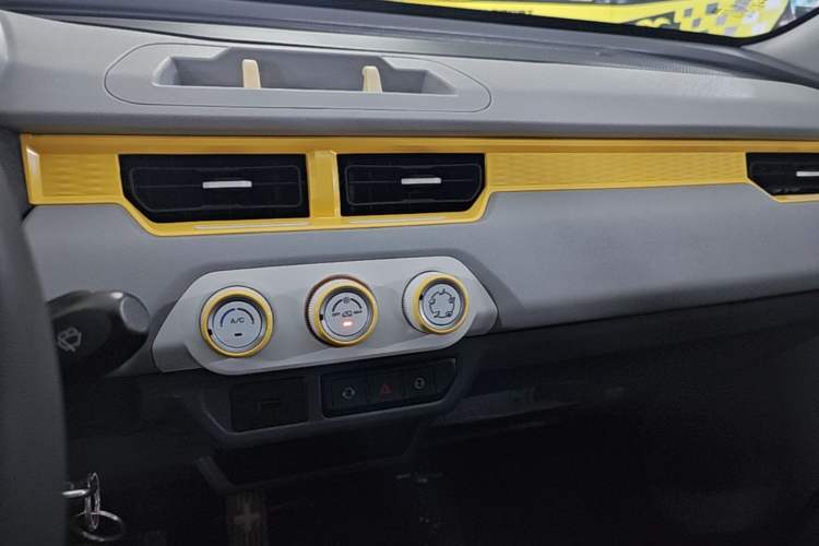 Used Chery QQ Ice Cream 2022 170km Sundae Phosphate Lithium-Ion Audio And AC Panel