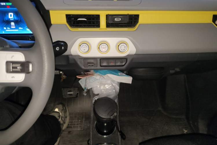 Used Chery QQ Ice Cream 2022 120km Conical Shape Lithium Iron Phosphate Audio And AC Panel