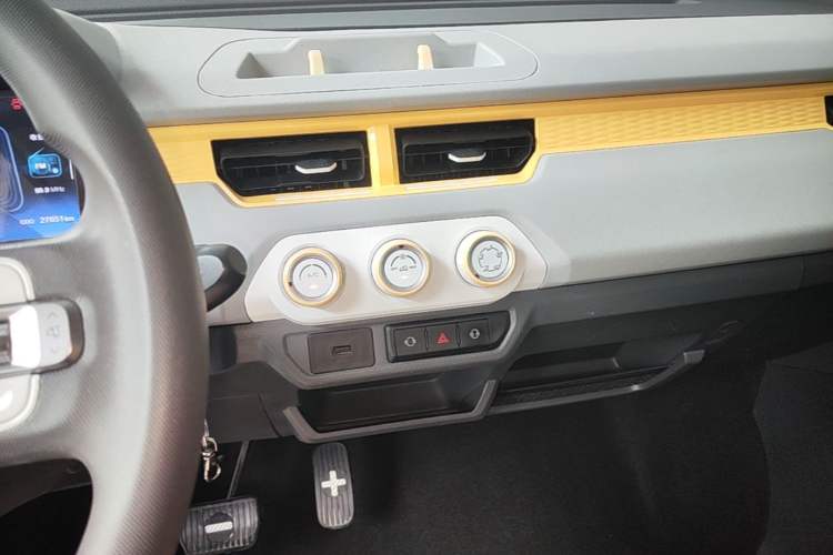 Used Chery QQ Ice Cream 2022 170km Sundae Ternary Lithium Audio And AC Panel