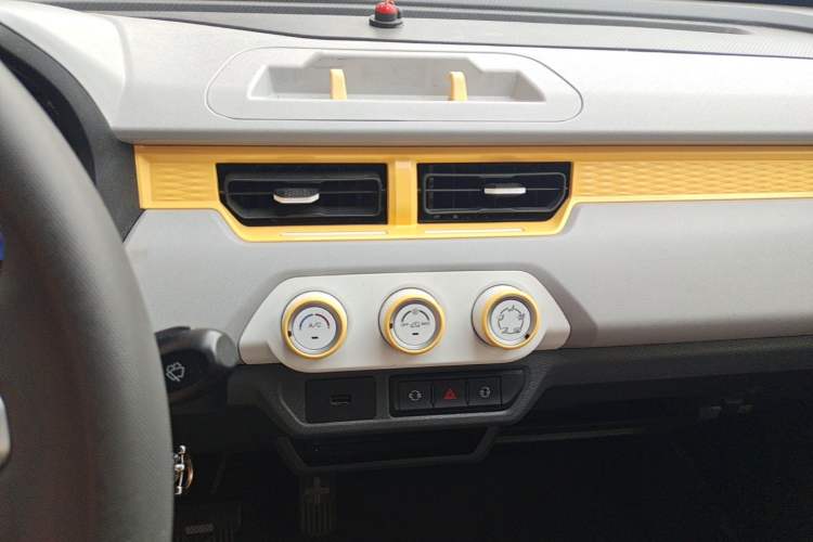 Used Chery QQ Ice Cream 2022 170km Sundae Phosphate Lithium-Ion Audio And AC Panel