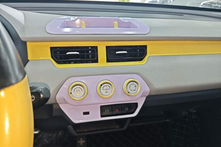 Used Chery QQ Ice Cream 2022 170km Sundae Phosphate Lithium-Ion Audio And AC Panel