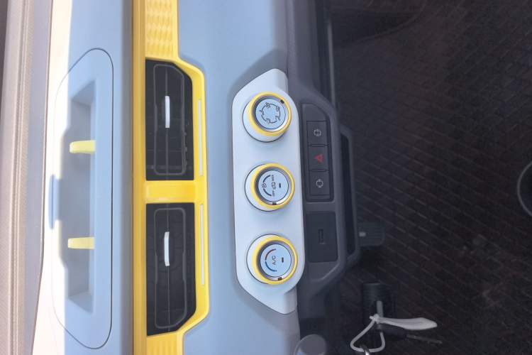 Used Chery QQ Ice Cream 2022 170km Sundae Phosphate Lithium-Ion Audio And AC Panel