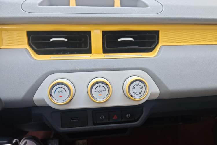 Used Chery QQ Ice Cream 2022 170km Sundae Phosphate Lithium-Ion Audio And AC Panel