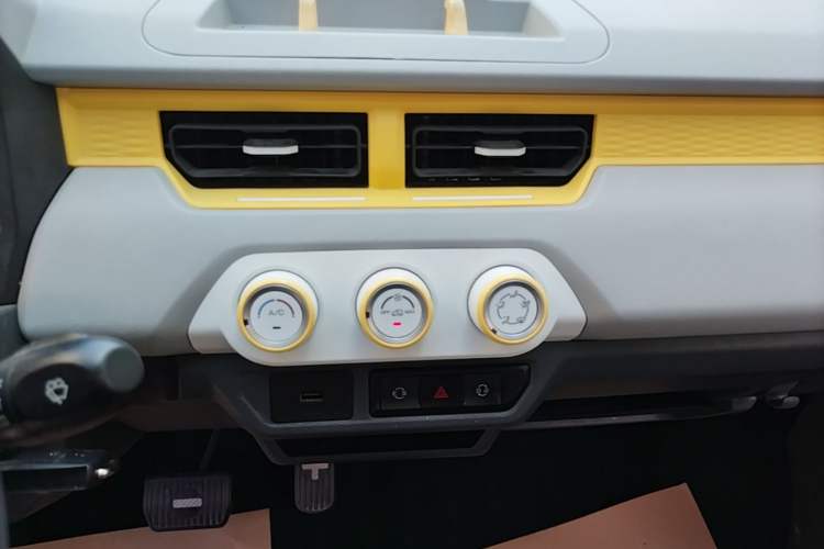 Used Chery QQ Ice Cream 2022 170km Sundae Phosphate Lithium-Ion Audio And AC Panel