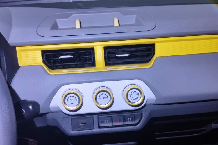 Used Chery QQ Ice Cream 2022 120km Conical Shape Lithium Iron Phosphate Audio And AC Panel