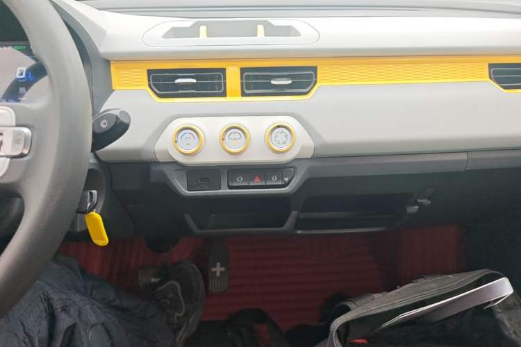Used Chery QQ Ice Cream 2022 120km Conical Shape Lithium Iron Phosphate Audio And AC Panel