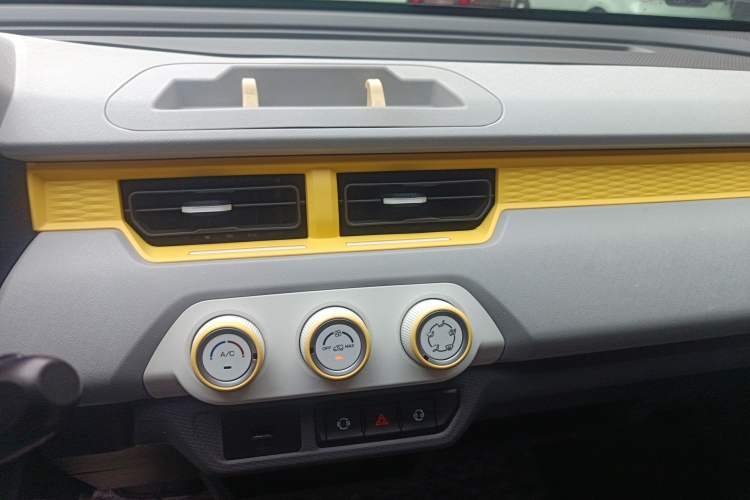 Used Chery QQ Ice Cream 2022 170km Sundae Phosphate Lithium-Ion Audio And AC Panel