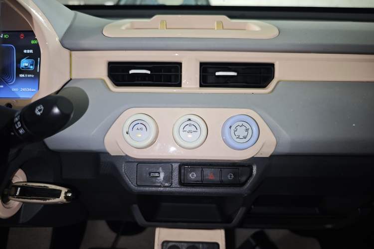 Used Chery QQ Ice Cream 2022 170km Sundae Phosphate Lithium-Ion Audio And AC Panel