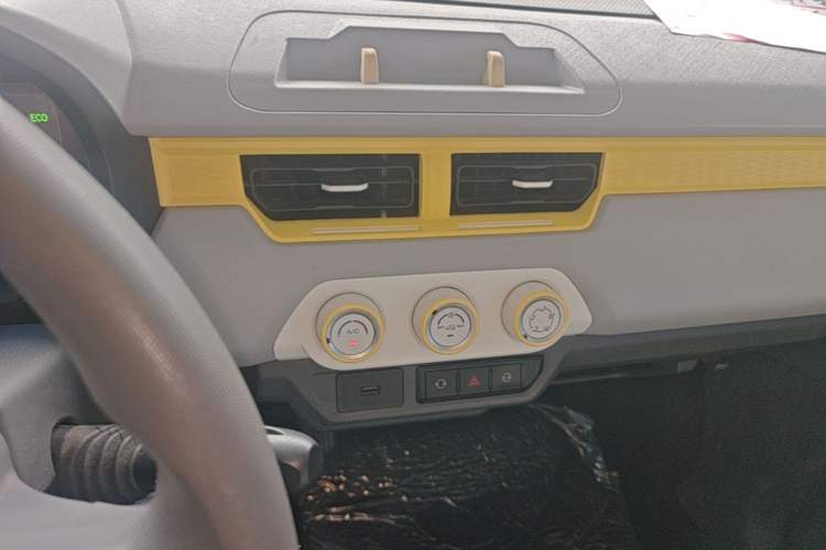 Used Chery QQ Ice Cream 2022 170km Sundae Phosphate Lithium-Ion Audio And AC Panel