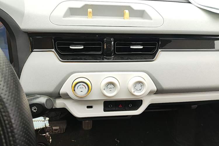 Used Chery QQ Ice Cream 2022 170km Sundae Phosphate Lithium-Ion Audio And AC Panel