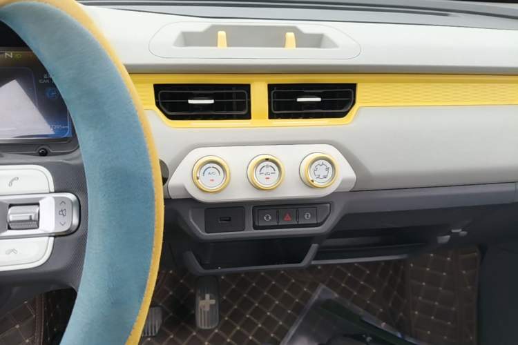 Used Chery QQ Ice Cream 2022 170km Sundae Phosphate Lithium-Ion Audio And AC Panel