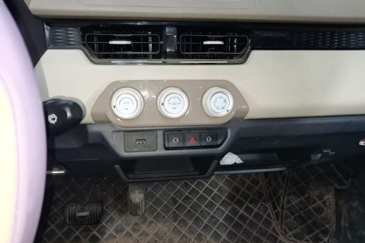 Used Chery QQ Ice Cream 2022 170km Sundae Phosphate Lithium-Ion Audio And AC Panel