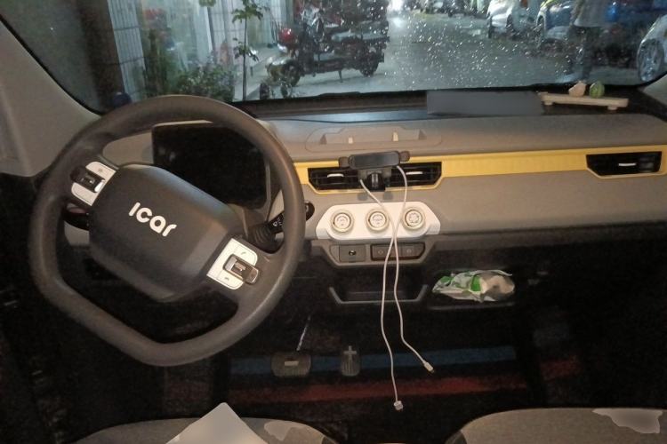 Used Chery QQ Ice Cream 2022 120km Conical Shape Lithium Iron Phosphate Center Console