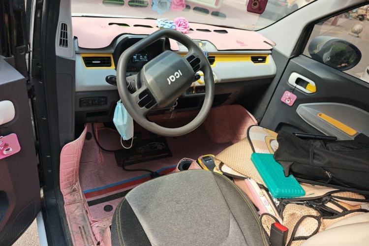 Used Chery QQ Ice Cream 2022 120km Milkshake Phosphate Lithium-Iron Center Console