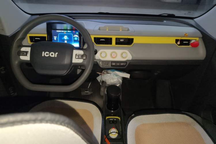 Used Chery QQ Ice Cream 2022 120km Conical Shape Lithium Iron Phosphate Center Console