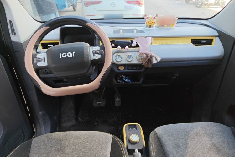 Used Chery QQ Ice Cream 2022 170km Sundae Phosphate Lithium-Ion Center Console