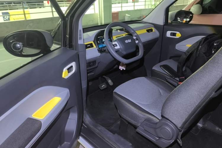 Used Chery QQ Ice Cream 2022 120km Conical Shape Lithium Iron Phosphate Driver Seat