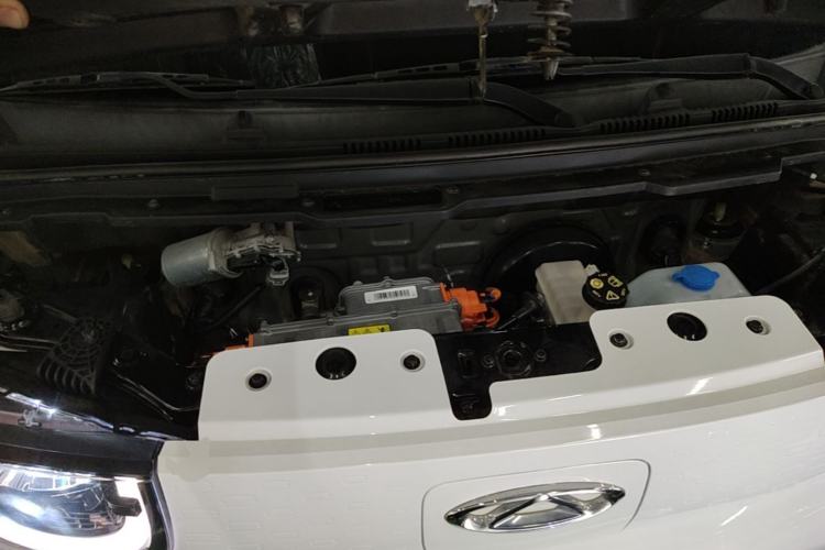 Used Chery QQ Ice Cream 2022 170km Sundae Phosphate Lithium-Ion Engine Bay