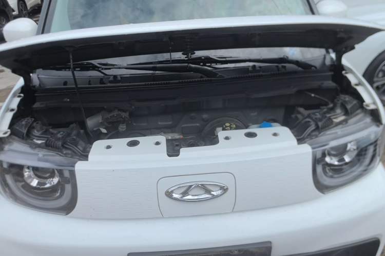 Used Chery QQ Ice Cream 2022 170km Sundae Phosphate Lithium-Ion Engine Bay