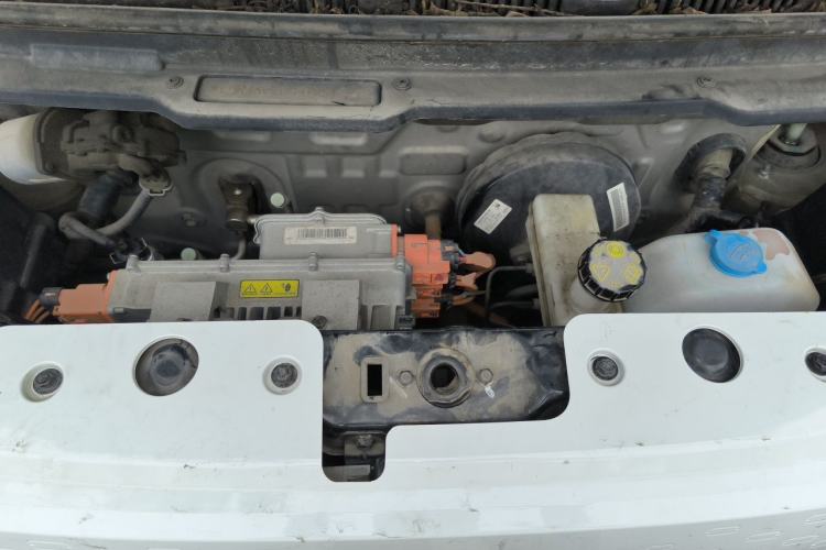 Used Chery QQ Ice Cream 2022 170km Sundae Phosphate Lithium-Ion Engine Bay