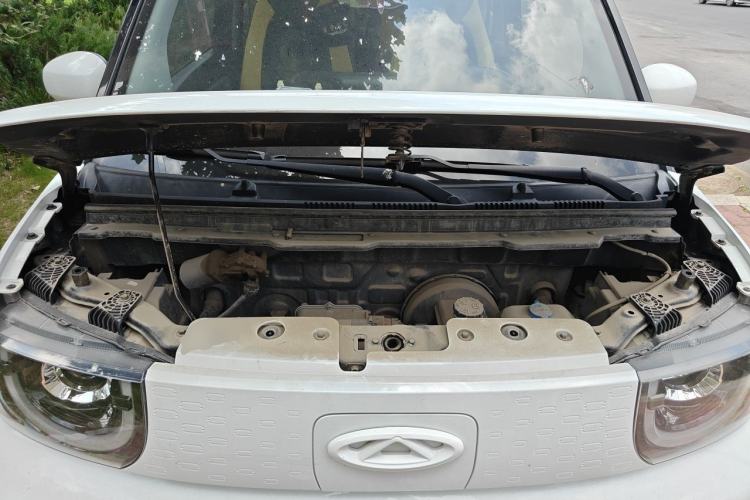 Used Chery QQ Ice Cream 2022 120km Conical Shape Lithium Iron Phosphate Engine Bay