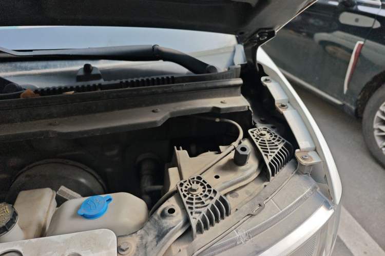 Used Chery QQ Ice Cream 2022 120km Milkshake Phosphate Lithium-Iron Engine Bay Left