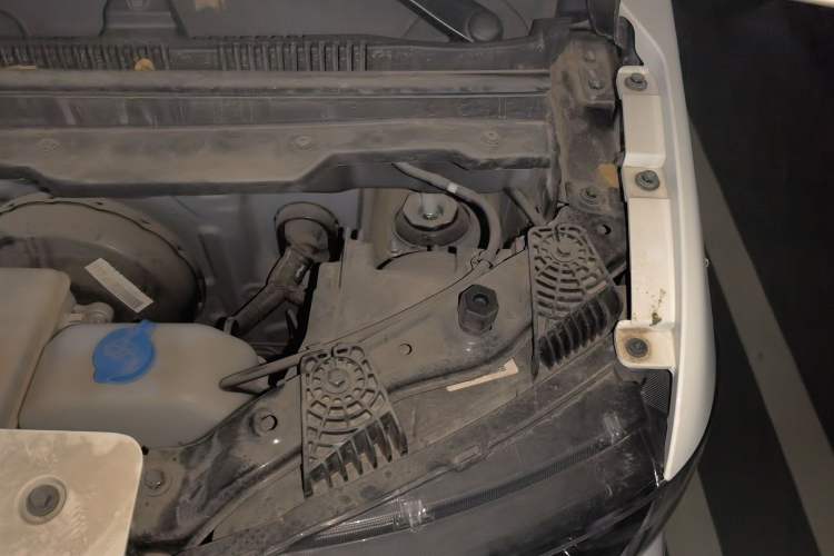 Used Chery QQ Ice Cream 2022 120km Conical Shape Lithium Iron Phosphate Engine Bay Left
