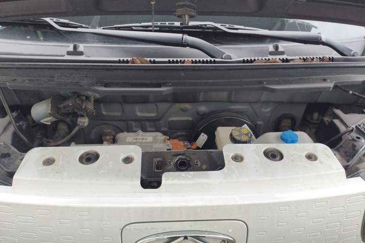Used Chery QQ Ice Cream 2022 170km Sundae Phosphate Lithium-Ion Engine Bay