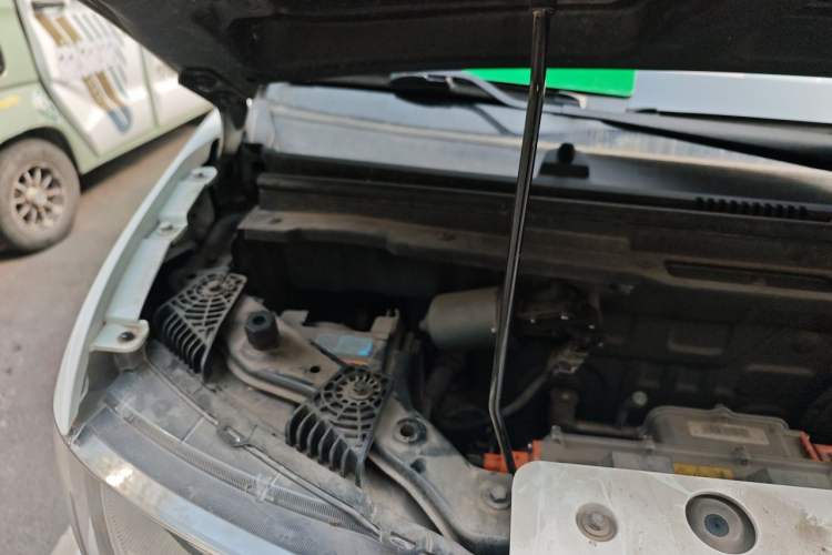 Used Chery QQ Ice Cream 2022 120km Milkshake Phosphate Lithium-Iron Engine Bay Right