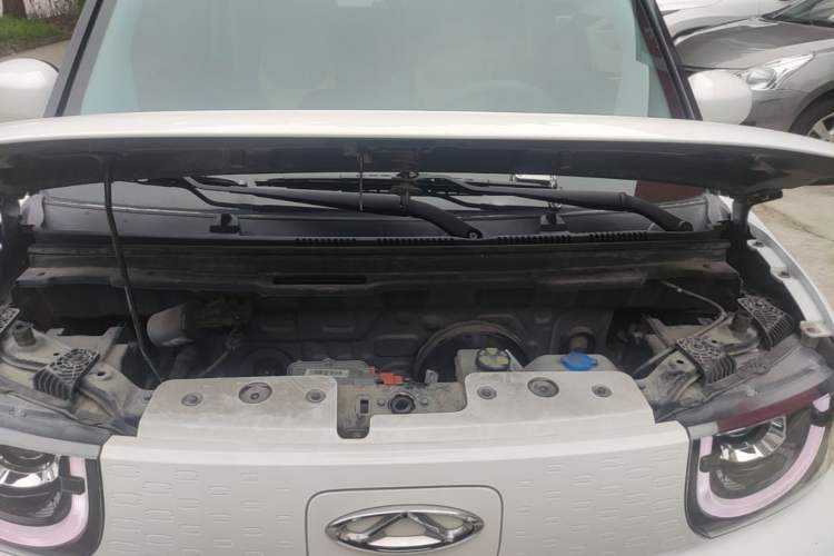 Used Chery QQ Ice Cream 2022 120km Conical Shape Lithium Iron Phosphate Engine Bay