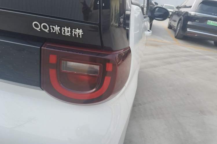 Used Chery QQ Ice Cream 2022 170km Sundae Phosphate Lithium-Ion Exterior 3