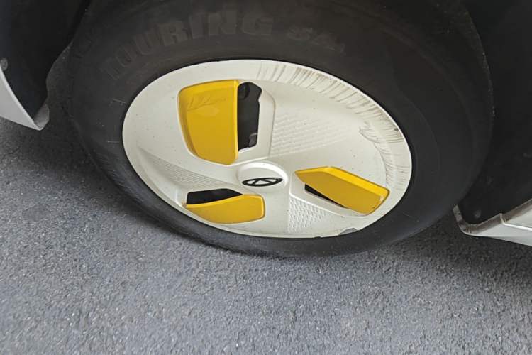 Used Chery QQ Ice Cream 2022 170km Sundae Phosphate Lithium-Ion Exterior 4