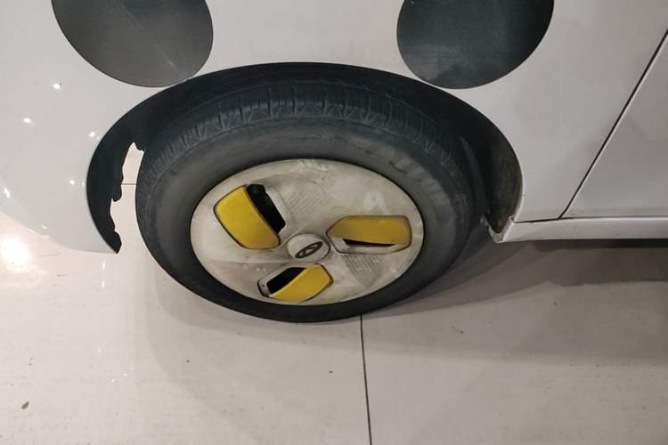 Used Chery QQ Ice Cream 2022 120km Conical Shape Lithium Iron Phosphate Exterior 4