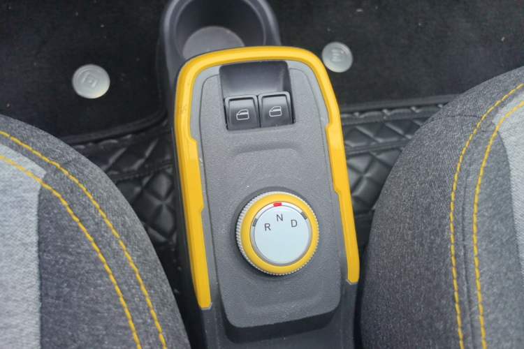 Used Chery QQ Ice Cream 2022 170km Sundae Phosphate Lithium-Ion Gear Lever
