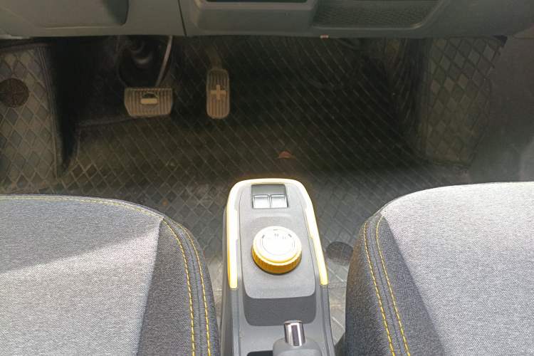 Used Chery QQ Ice Cream 2022 170km Sundae Phosphate Lithium-Ion Gear Lever