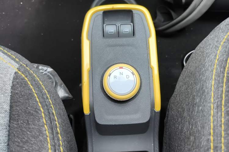 Used Chery QQ Ice Cream 2022 170km Sundae Phosphate Lithium-Ion Gear Lever